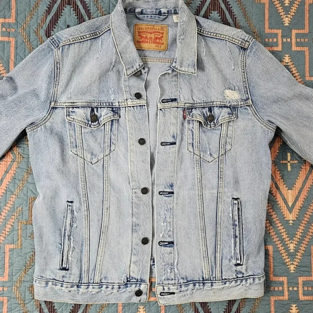 Get Ripped Levi's Denim Jacket‎